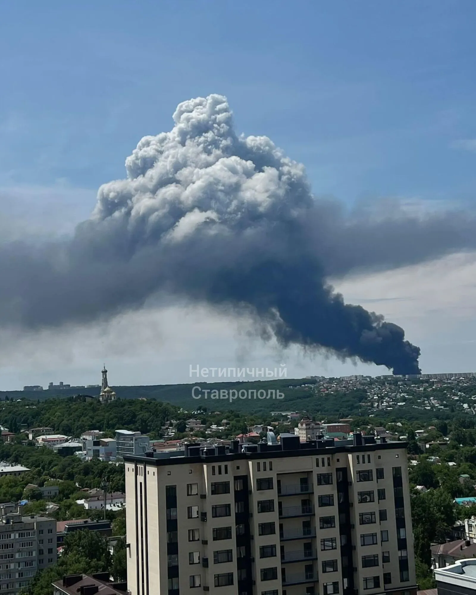 Пожежа на заводі автопричепів у російському Ставрополі 4 липня.