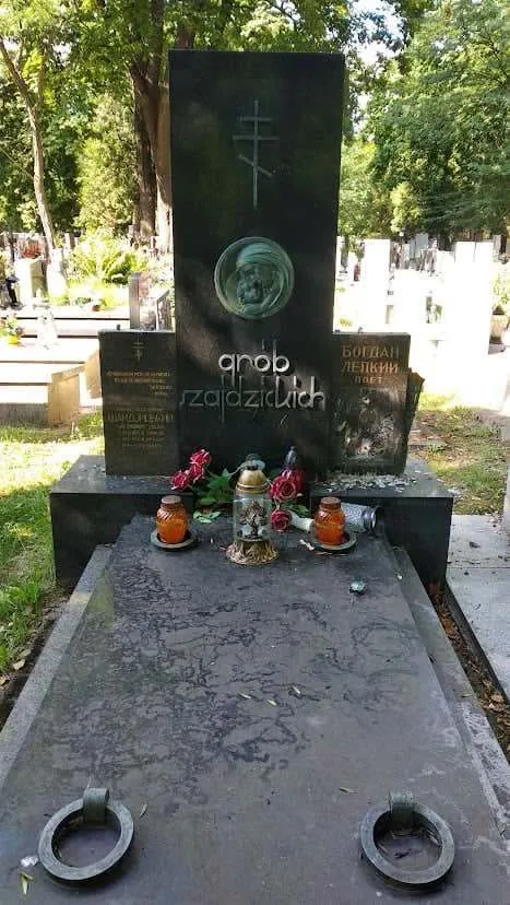 Могила Богдана Лепкого у Кракові після пошкодження.