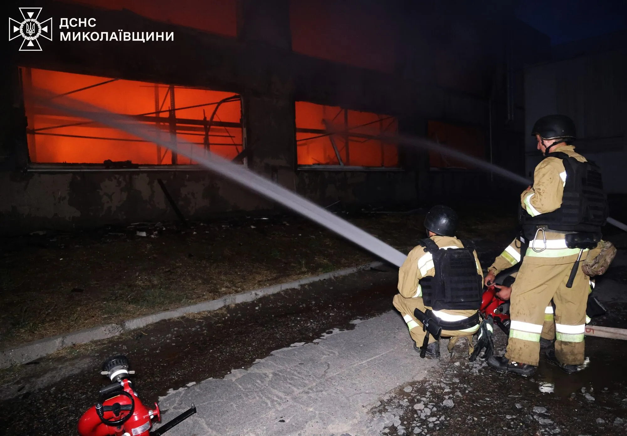 Наслідки ворожого удару по молокопереобному підприємству у Миколаєві