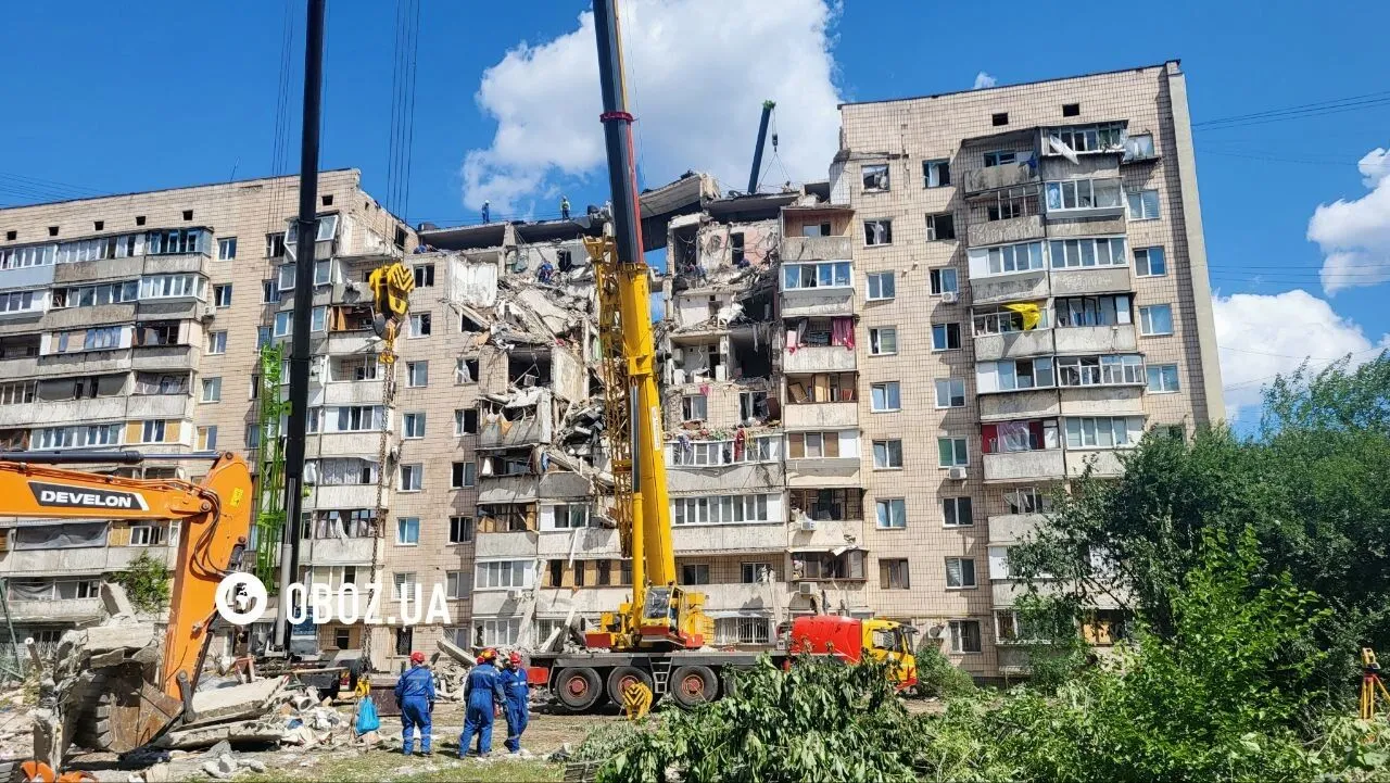 Российская ракета попала в многоэтажный дом на Виноградаре.