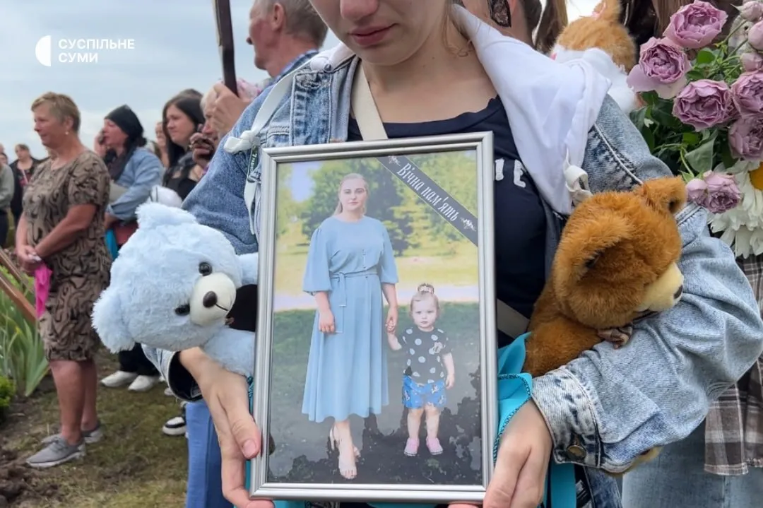 У селі Андріяшівка попрощалися з 25-річною Іриною та її донькою Софійкою, які загинули внаслідок російського обстрілу.