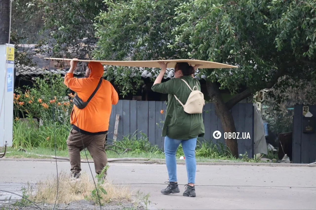 Жители закрывают выбитые окна фанерой
