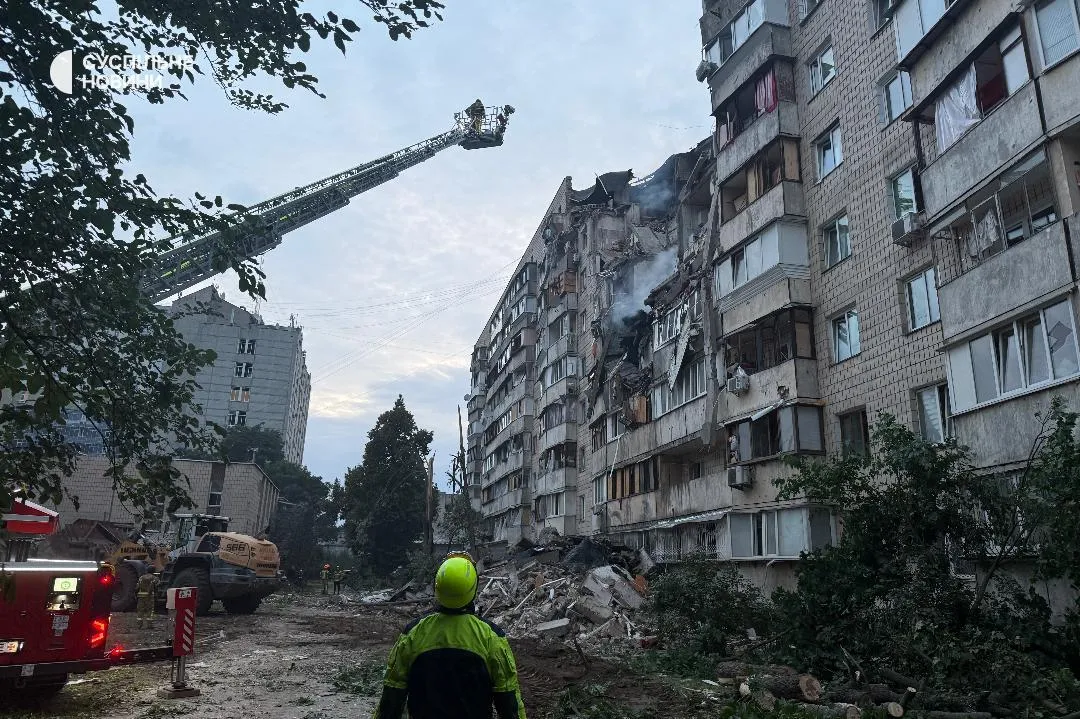 Наслідки одного з ударів ворога у Подільському районі