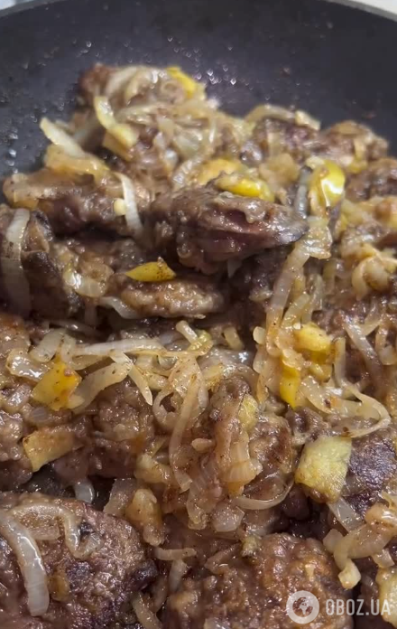 Как вкусно приготовить печень на сковороде: рецепт с луком и яблоками