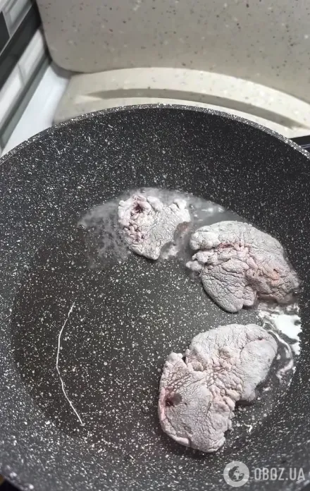 Как вкусно приготовить печень на сковороде: рецепт с луком и яблоками