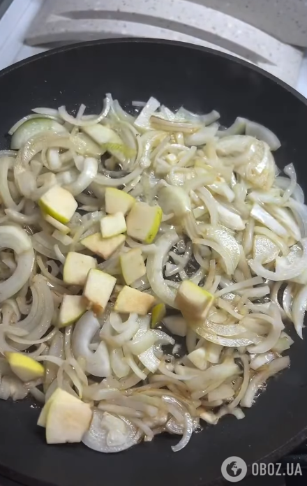 Как вкусно приготовить печень на сковороде: рецепт с луком и яблоками