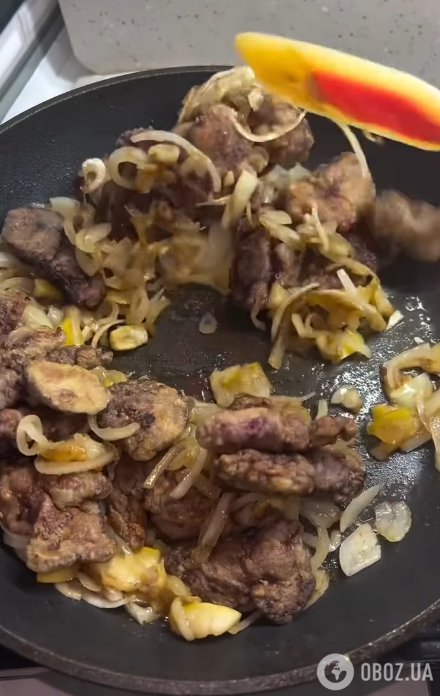 Как вкусно приготовить печень на сковороде: рецепт с луком и яблоками