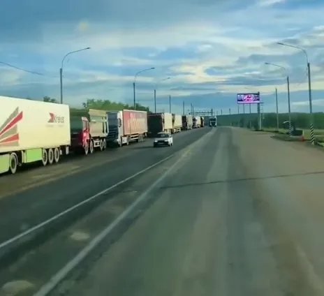 Іноді росіяни чекають по кілька діб.