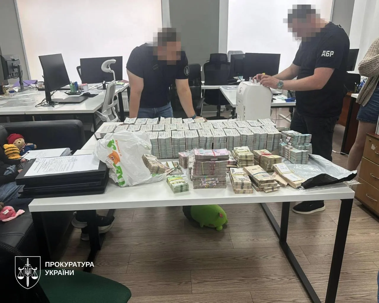 Пачки наличных, обнаруженные в ходе обысков