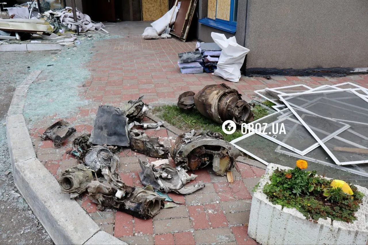 Уламки російської ракети, яка влучила у будинок.
