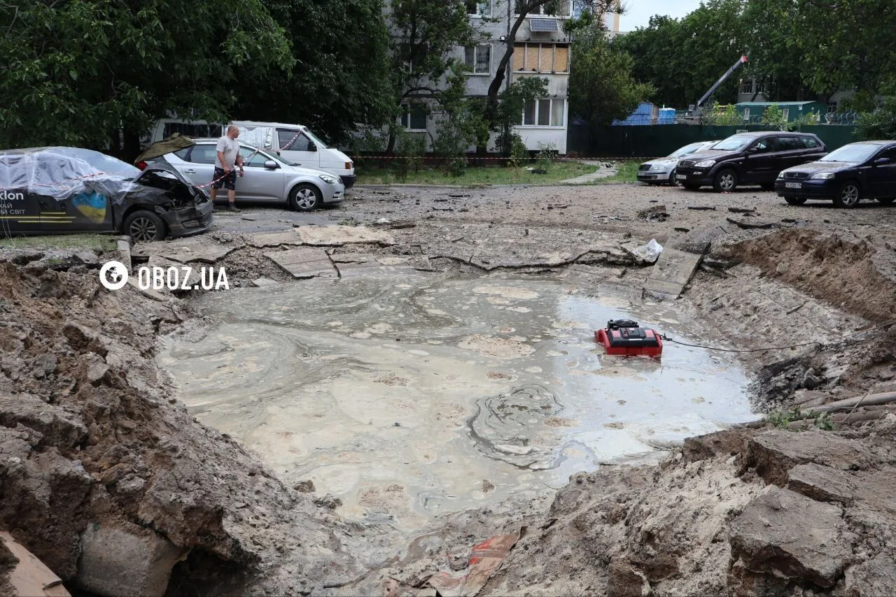 Вирва на місці влучання російської ракети у Києві на Виноградарі.