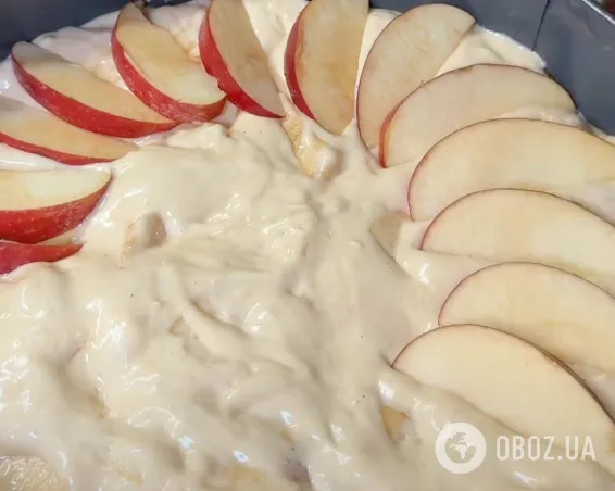 Пышная яблочная "Шарлотка" к чаю: делимся лучшим рецептом летнего десерта