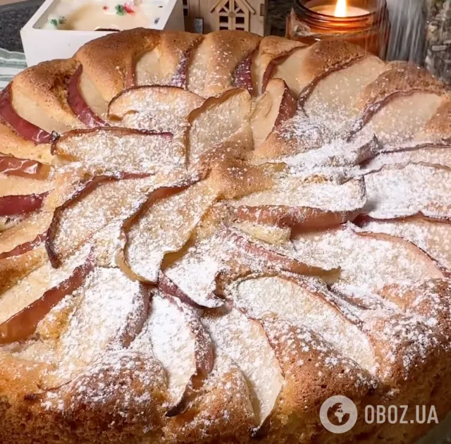 Пышная яблочная "Шарлотка" к чаю: делимся лучшим рецептом летнего десерта