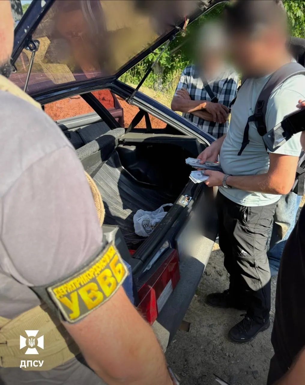 Злоумышленников поймали на попытке переправить через границу мужчину призывного возраста.
