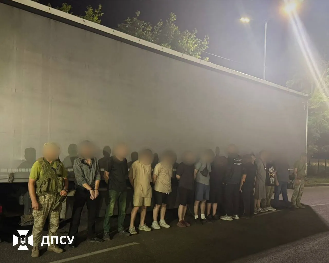 Пограничники разоблачили группу мужчин, которые незаконно пытались выехать из Украины