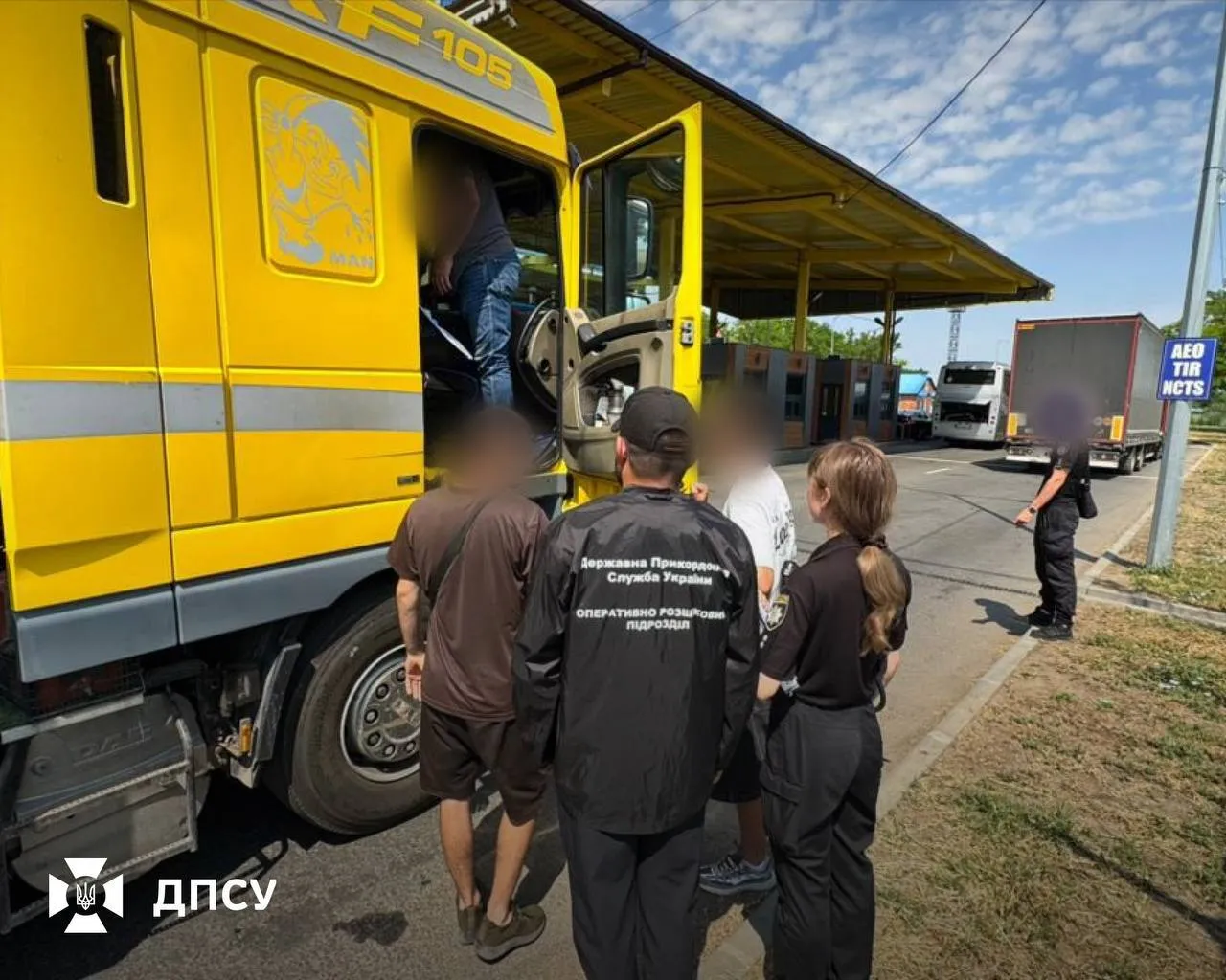 Пограничники разоблачили группу мужчин, которые незаконно пытались выехать из Украины