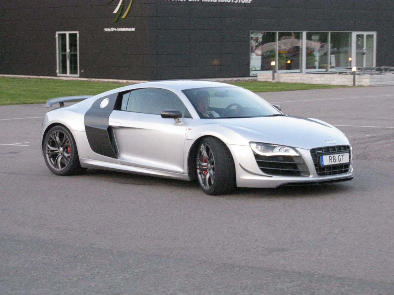 Audi R8.