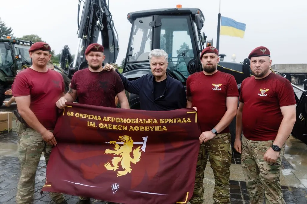 Подразделения Сил обороны получили от Порошенко экскаваторы и другую технику для фронта