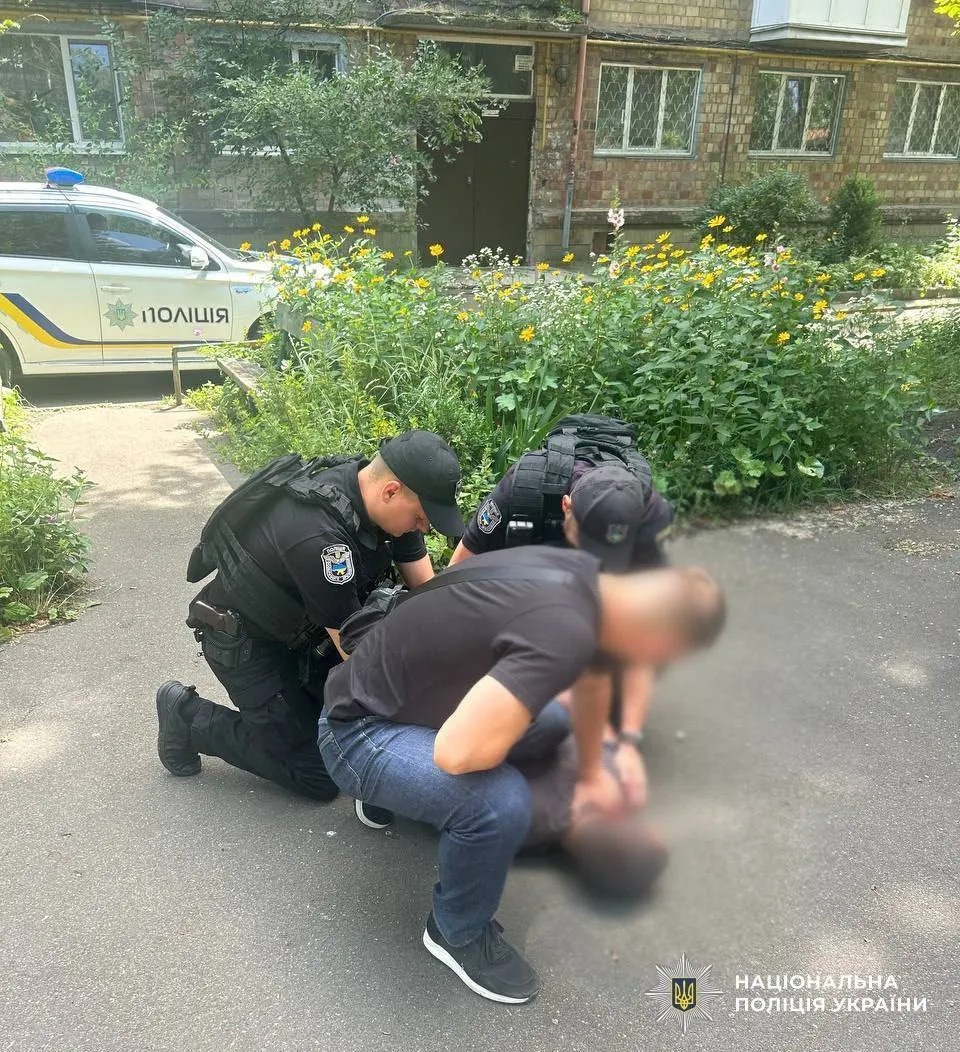 Правоохранители оперативно нашли и задержали нападавшего.