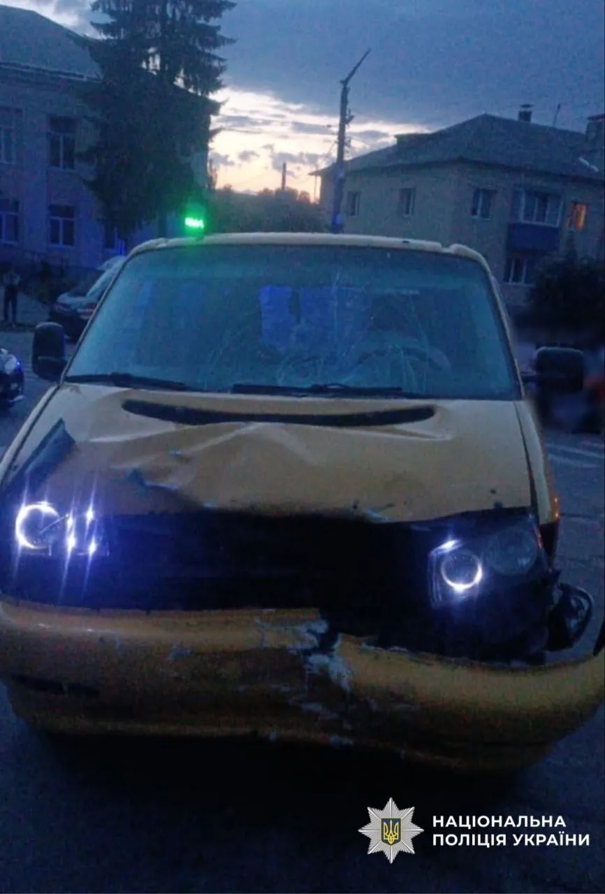Предварительно установлено, что водительница микроавтобуса не пропустила мотоцикл.