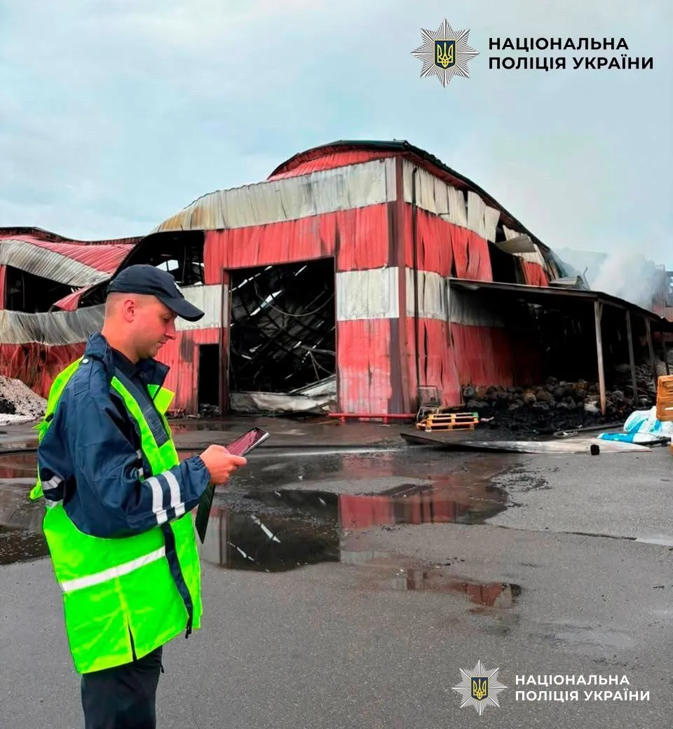 Поліцейські документують наслідки атаки