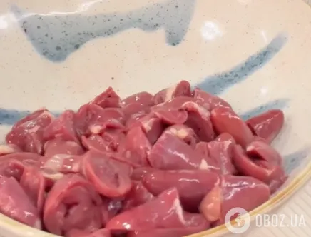 Сытный салат из куриных сердечек: делимся легким рецептом блюда