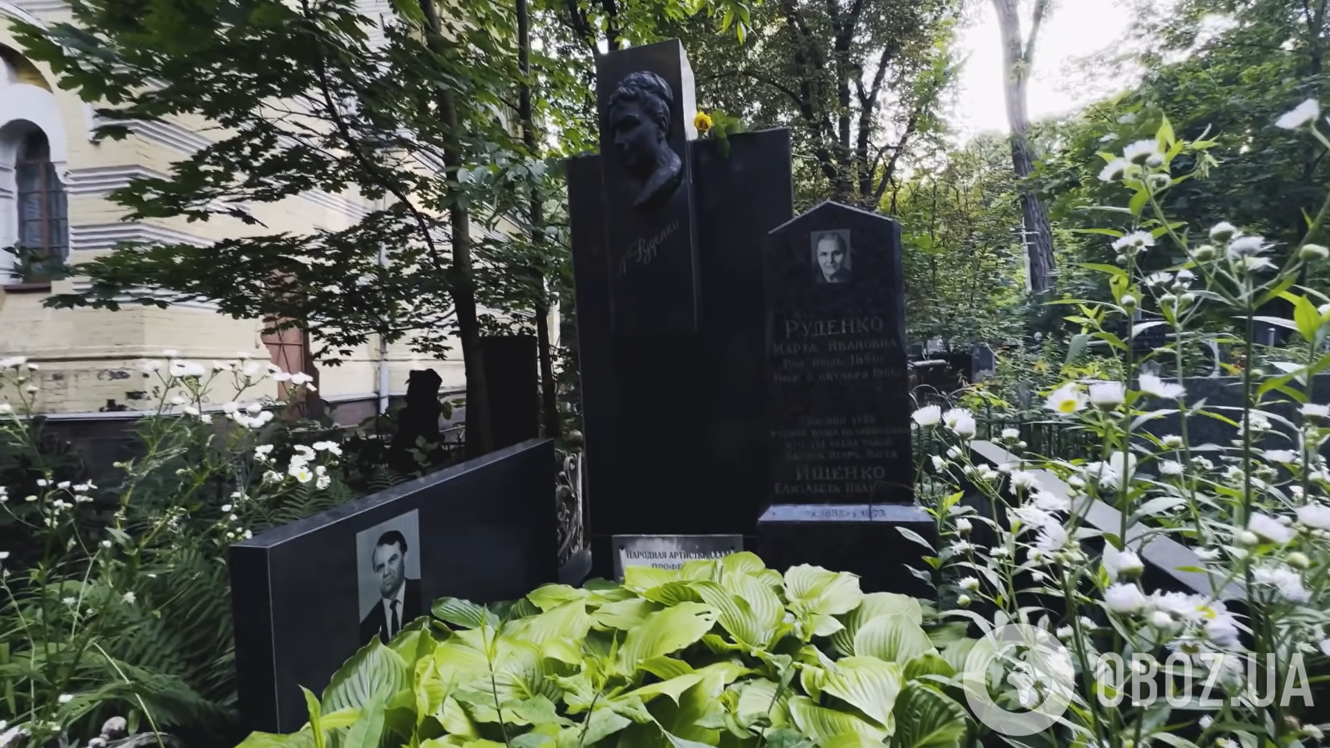 Який вигляд має могила співачки