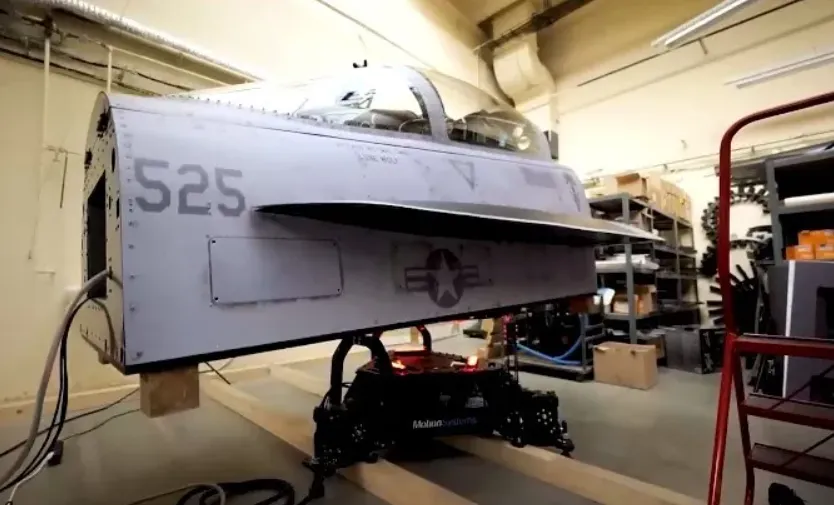 Тренажер F-16.
