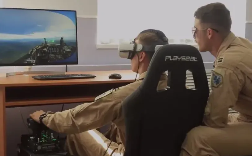 Тренажер F-16.