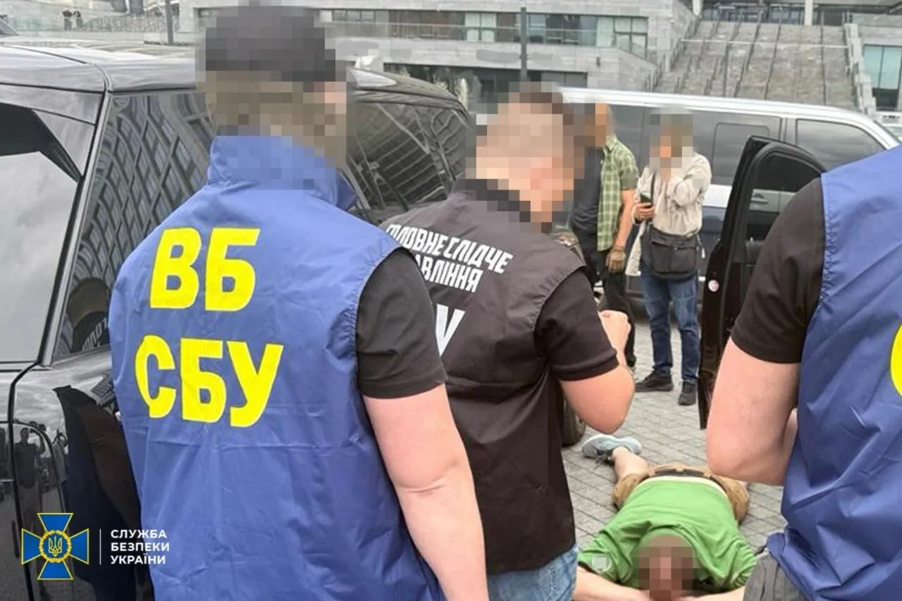 Правоохранители разоблачили чиновницу и её сына в вымогательстве денег