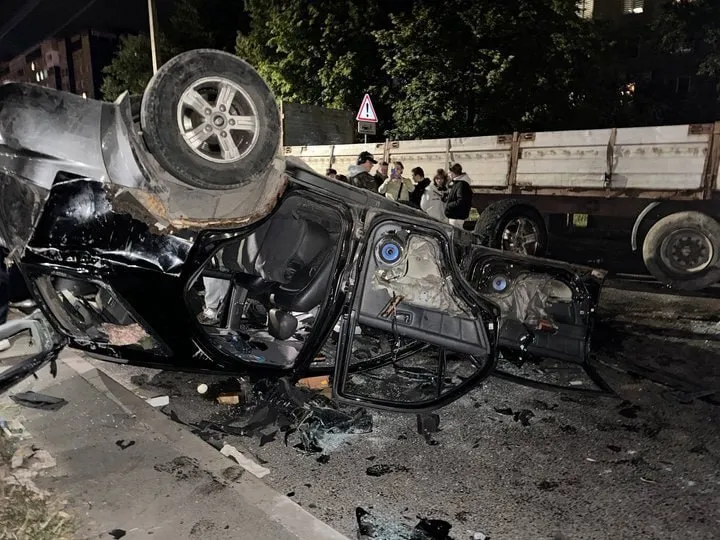 Поврежденный служебный автомобиль после инцидента в районе Сихова во Львове.