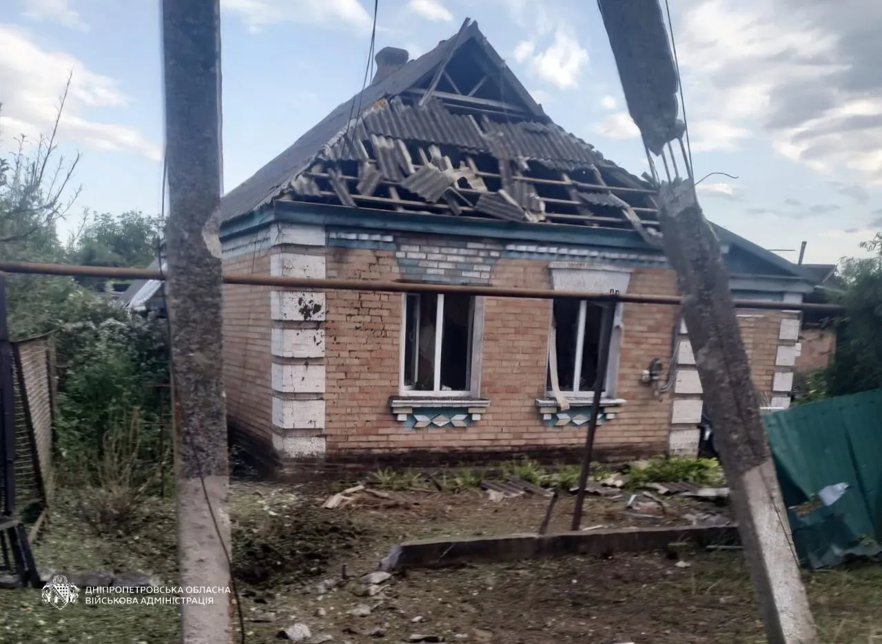 Пошкоджений приватний будинок після російської атаки на Дніпропетровщині
