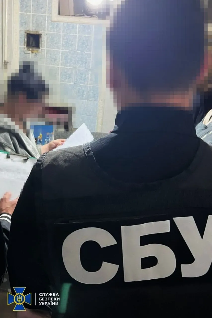 Сотрудница СБУ и задержанная.