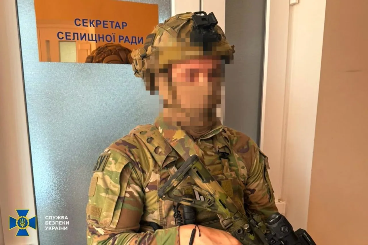 В ходе обысков у фигурантов были изъяты документы и другие вещественные доказательства.