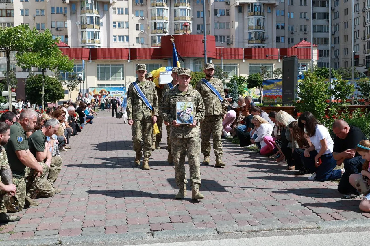 У Києві попрощалися із військовим Юрієм Головіним.