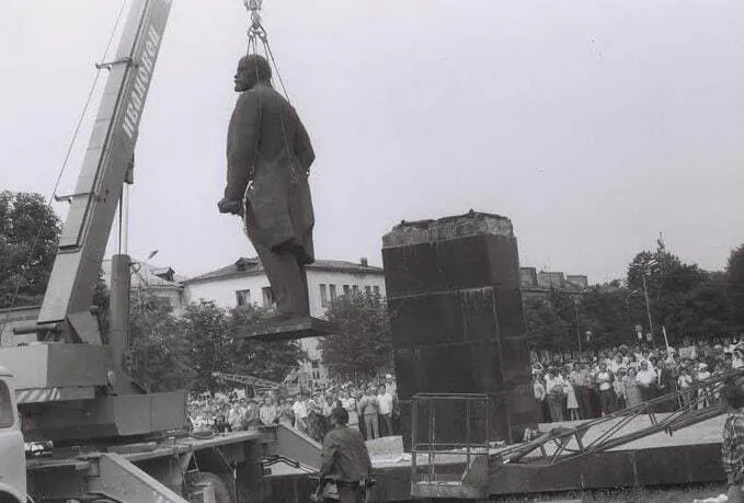 Демонтаж памятника Ленину в Червонограде