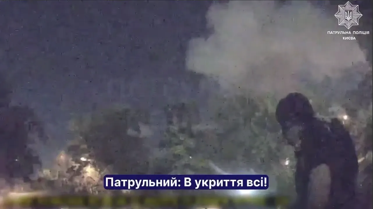 Патрульні під час прильотів ворожих ракет рятували людей.