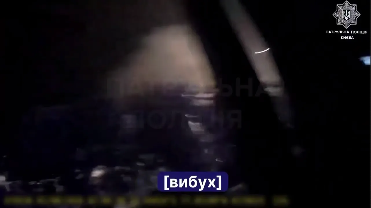 Патрульні під час прильотів ворожих ракет рятували людей.