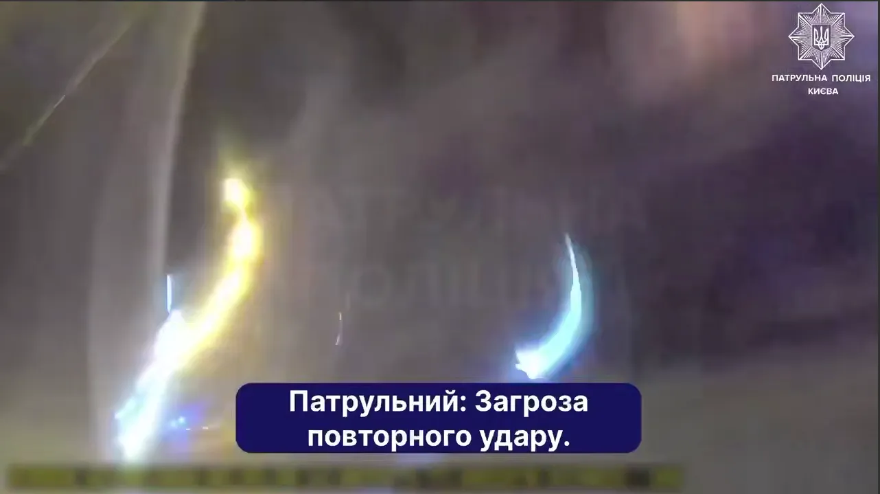 Патрульні під час прильотів ворожих ракет рятували людей.