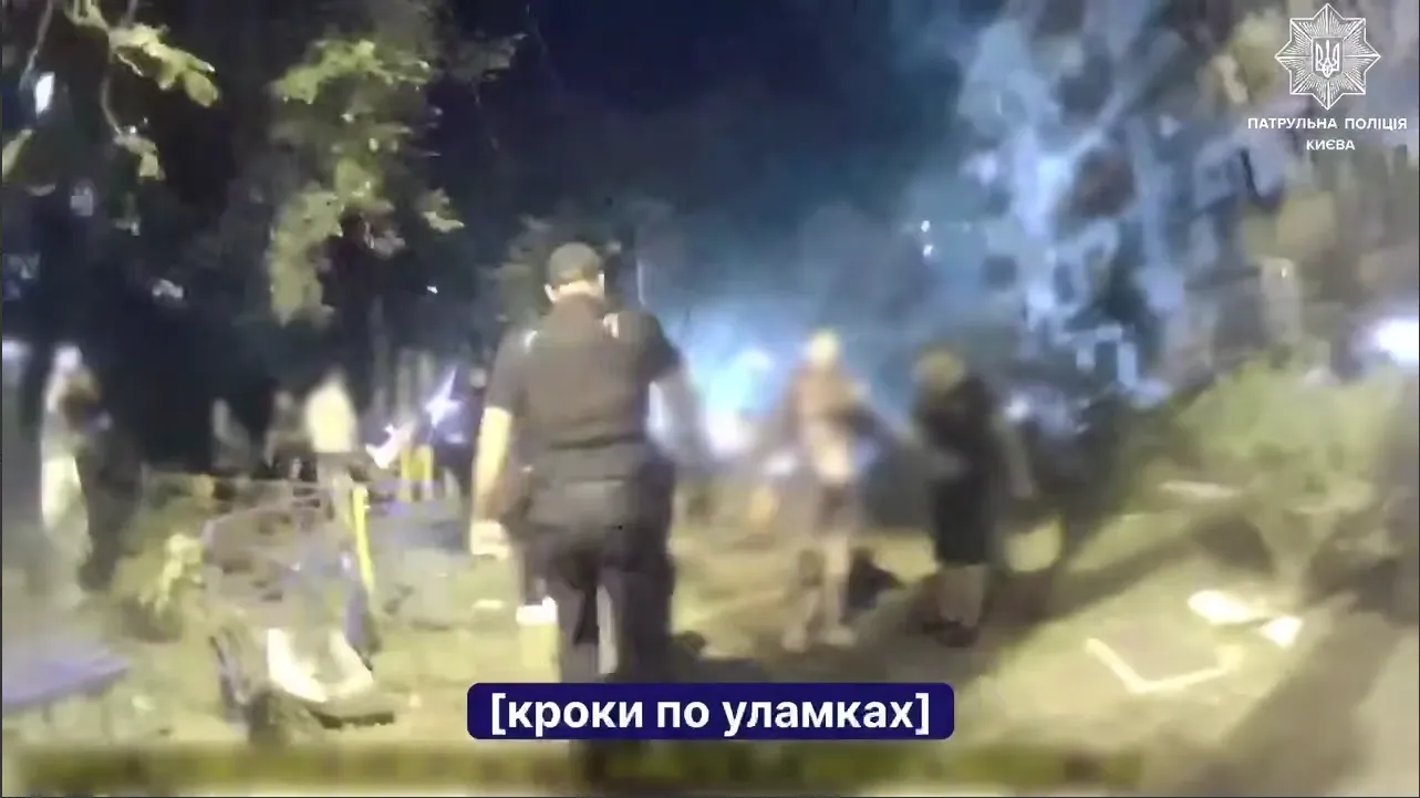 Патрульні під час прильотів ворожих ракет рятували людей.