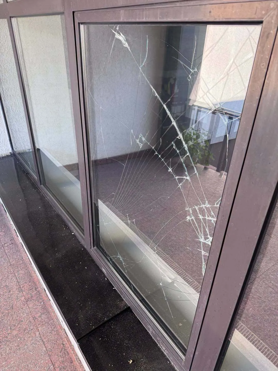 В Киеве в результате обстрела было повреждено здание посольства Литвы.