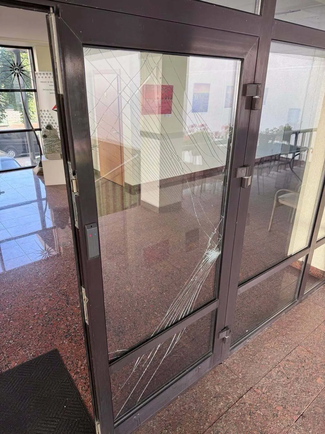 В Киеве в результате обстрела было повреждено здание посольства Литвы.