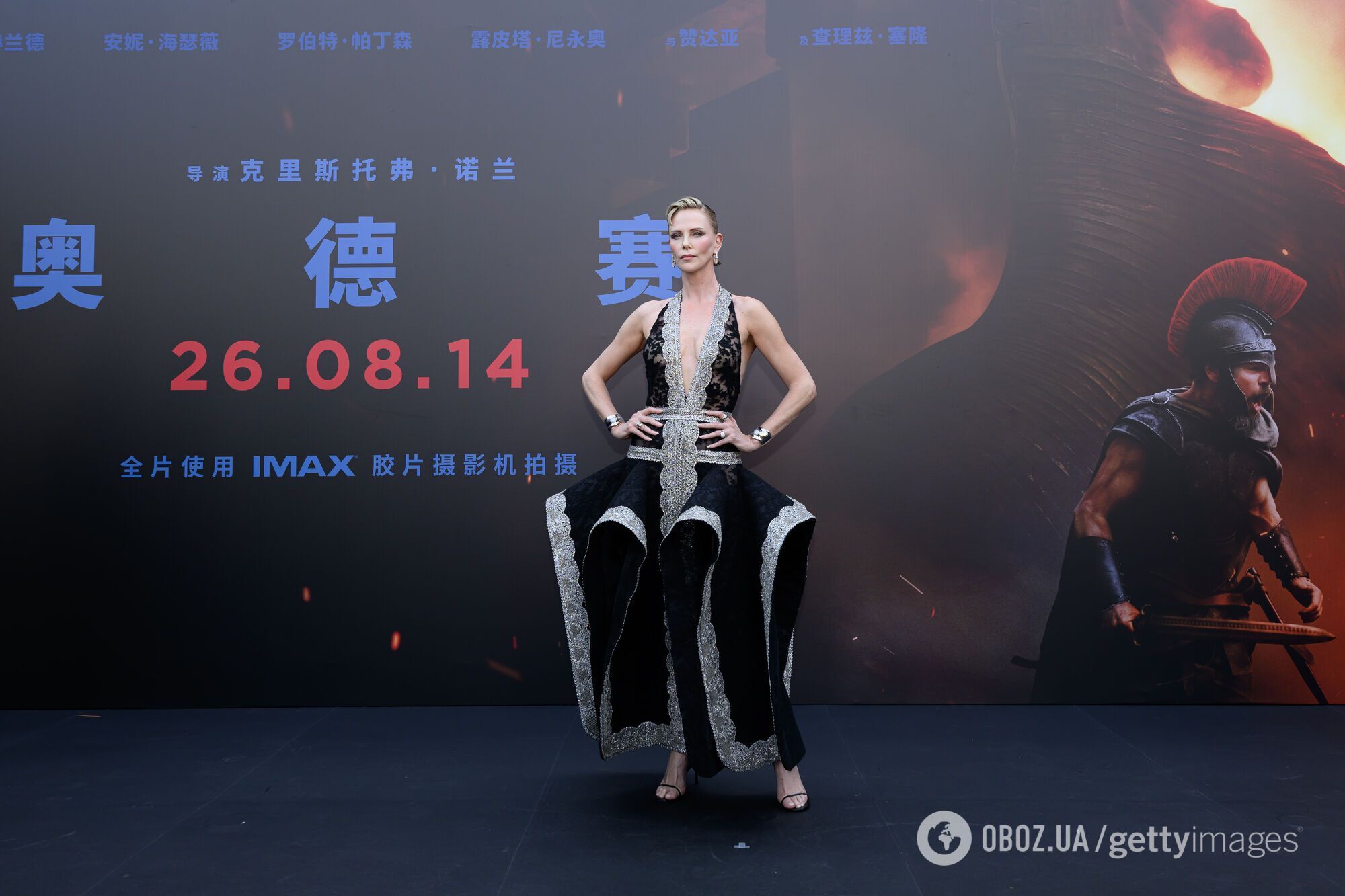 Шарлиз Терон вышла на красную дорожку в драматичном платье