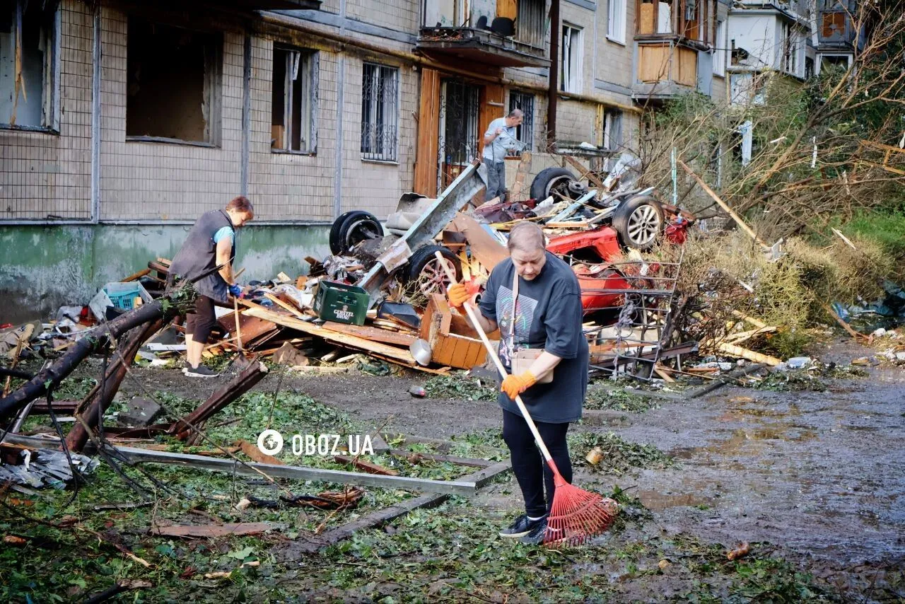 Місцеві мешканці та комунальники почали прибирати територію.
