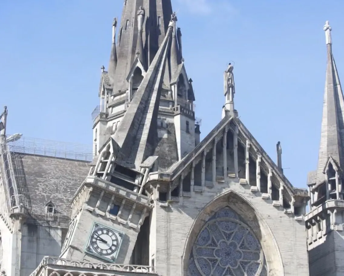Пошкоджена вежа кафедрального собору Nuestra Señora del Rosario після землетрусу в Манісалесі.