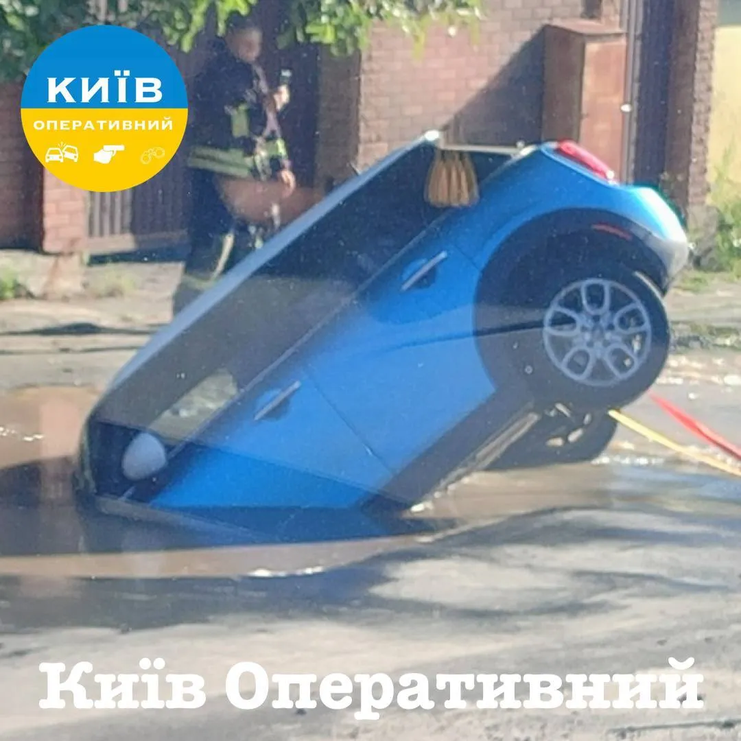 В яму провалився автомобіль.