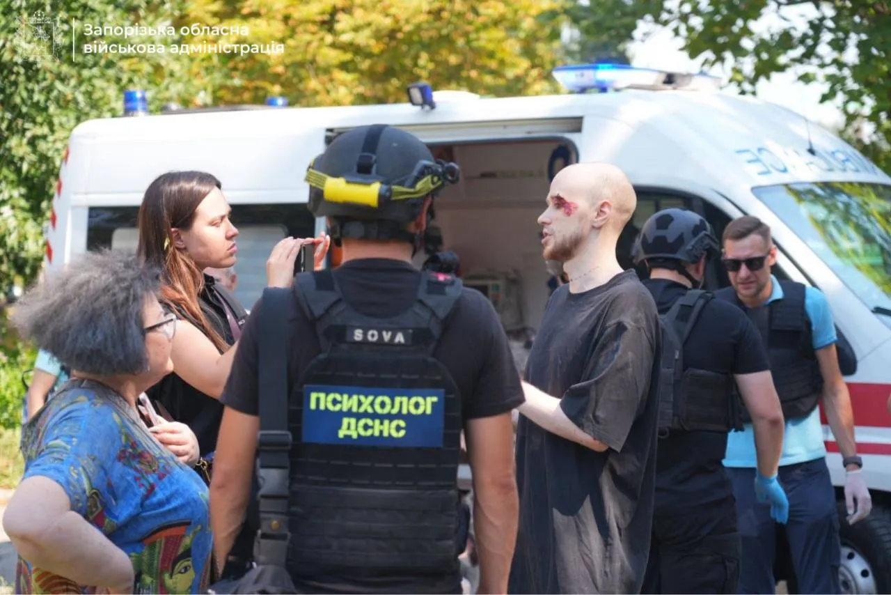 Медики надають допомогу постраждалим.