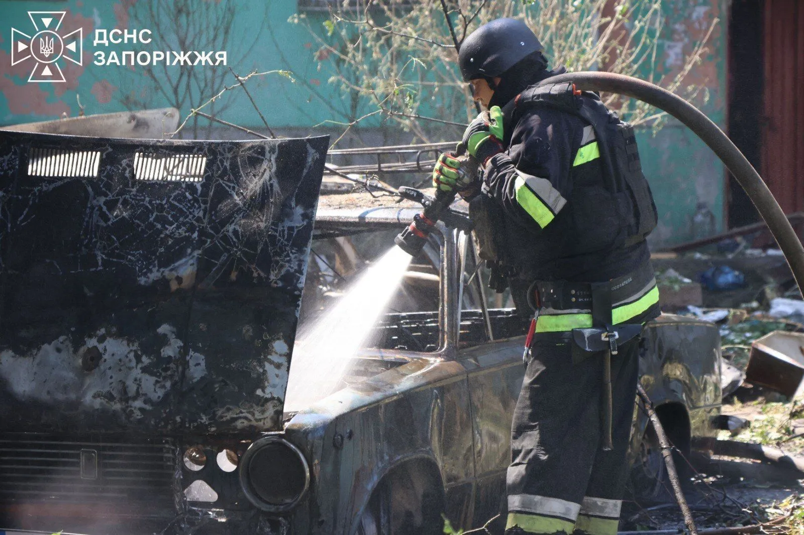 Рятувальники ліквідовують наслідки російської атаки.