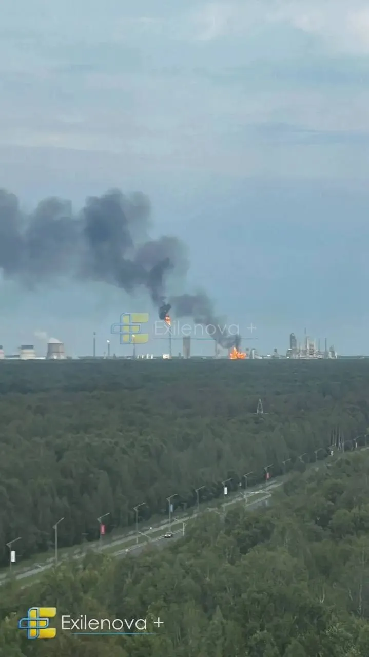 На місці атаки здійнявся дим.