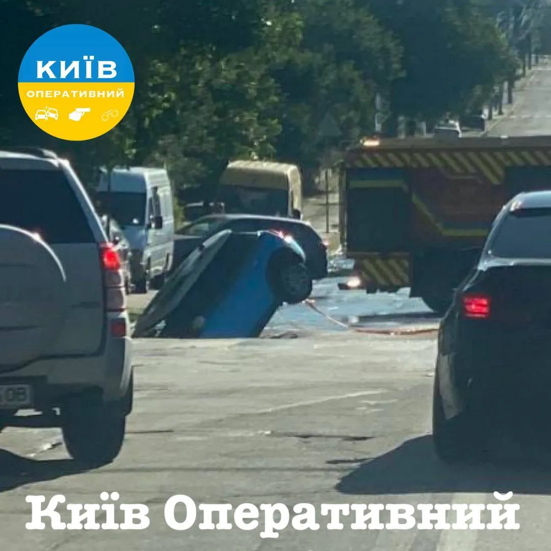 В яму провалився автомобіль.